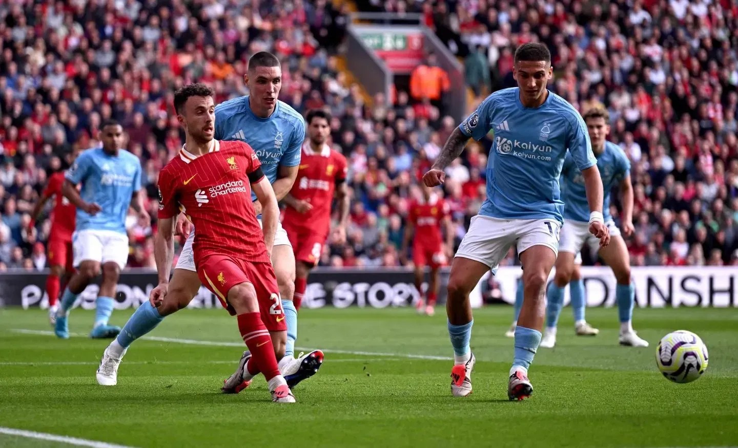 Liverpool é surpreendido na Premier League e sofre primeira derrota com novo técnico
