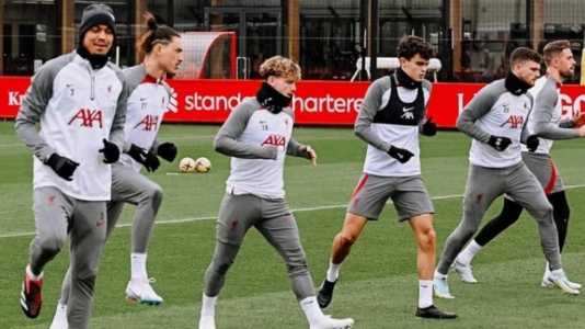 Liverpool mede forças com o Manchester United neste domingo (5)