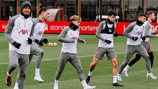 Liverpool mede forças com o Manchester United neste domingo (5)