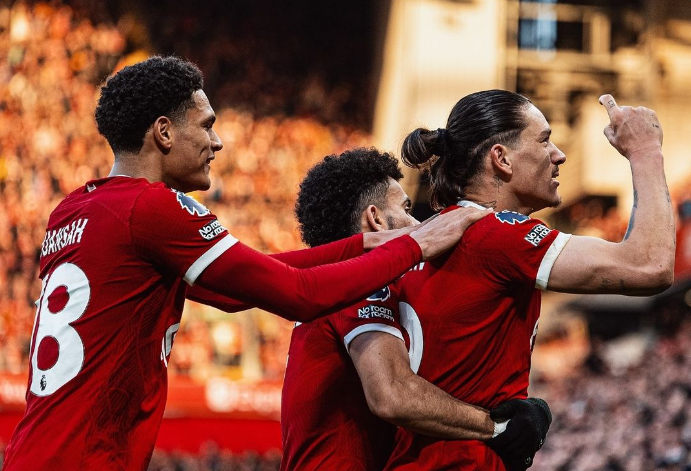 Liverpool vence Burnley e retoma liderança do Inglês; Tottenham vence de virada