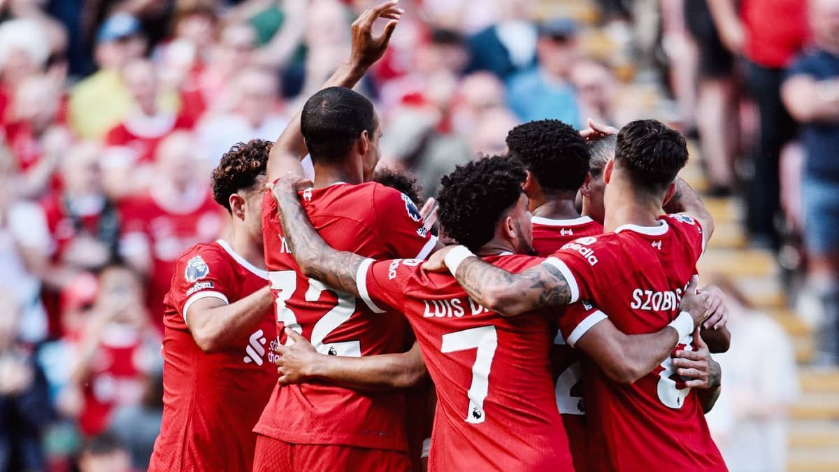 Liverpool vence Aston Villa em casa e embala no início da Premier League