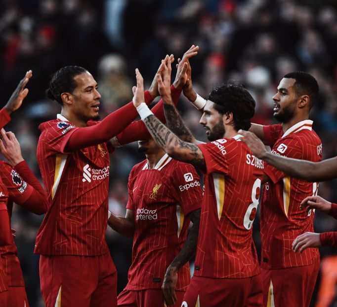 Em casa, Liverpool atropela o Ipswich Town e segue líder da Premier League