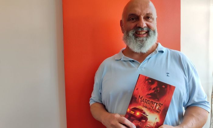 Artur Laizo com o livro 