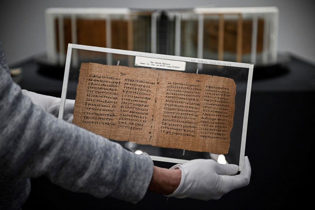 Um dos livros mais antigos do mundo é leiloado em Londres; veja fotos e valor do lance