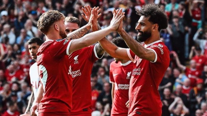 Jogadores do Liverpool durante vitória sobre o Tottenham, neste domingo (5), pela Premier League