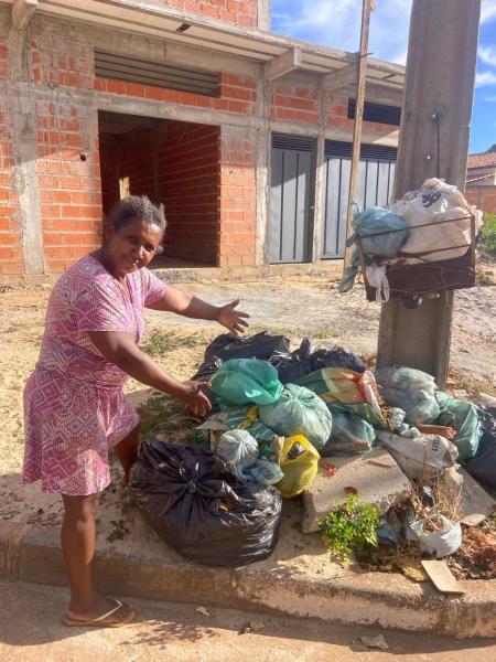 Moradora de Cristália, Vanilde, denuncia o acúmulo de lixo na Rua Sete de Setembro