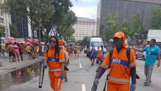 Lixo é recolhido no sambódromo do Rio de Janeiro