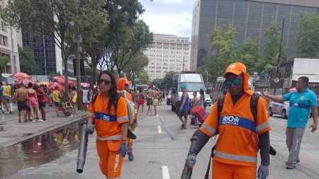 Lixo é recolhido no sambódromo do Rio de Janeiro