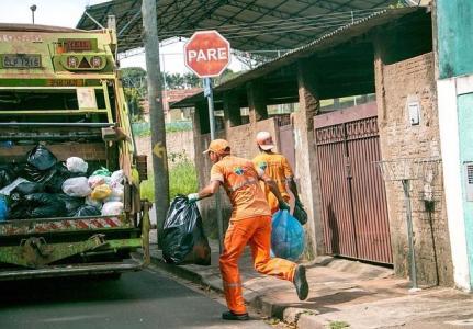 Coletor de lixo teve o polegar perfurado por uma agulha de seringa descartada indevidamente