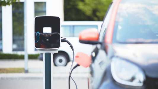 Locadoras de automóveis investem em modelos eletrificados