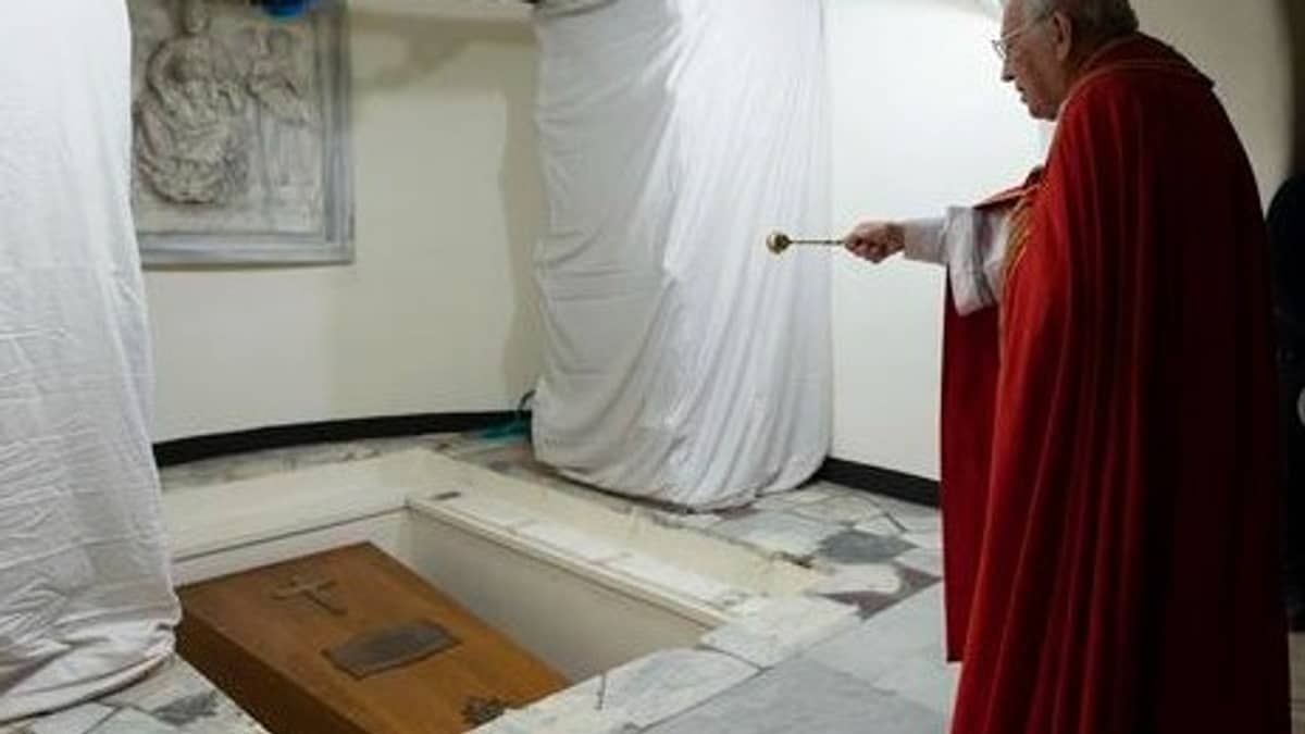 Vaticano abrirá visitação ao túmulo de Bento XVI neste domingo (8)
