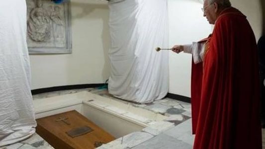 Local do sepultamento de Bento XVI, nas criptas vaticanas