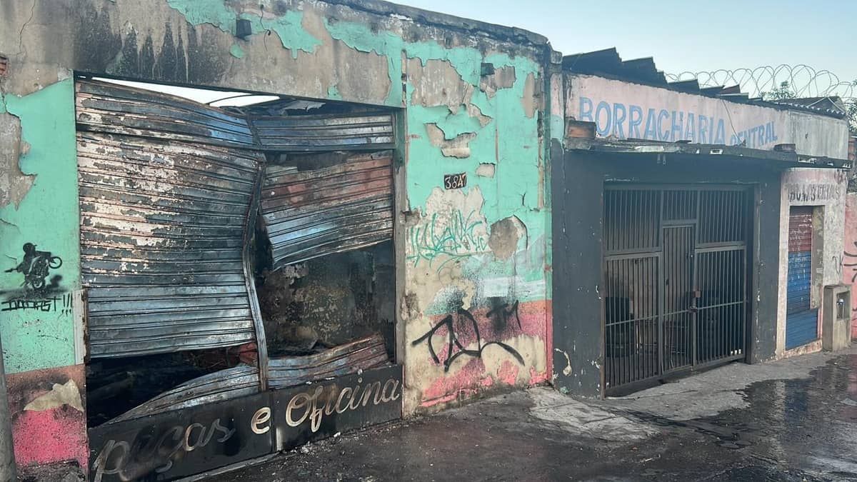 Borracharia pega fogo na Pampulha e local fica destruído; veja imagens  