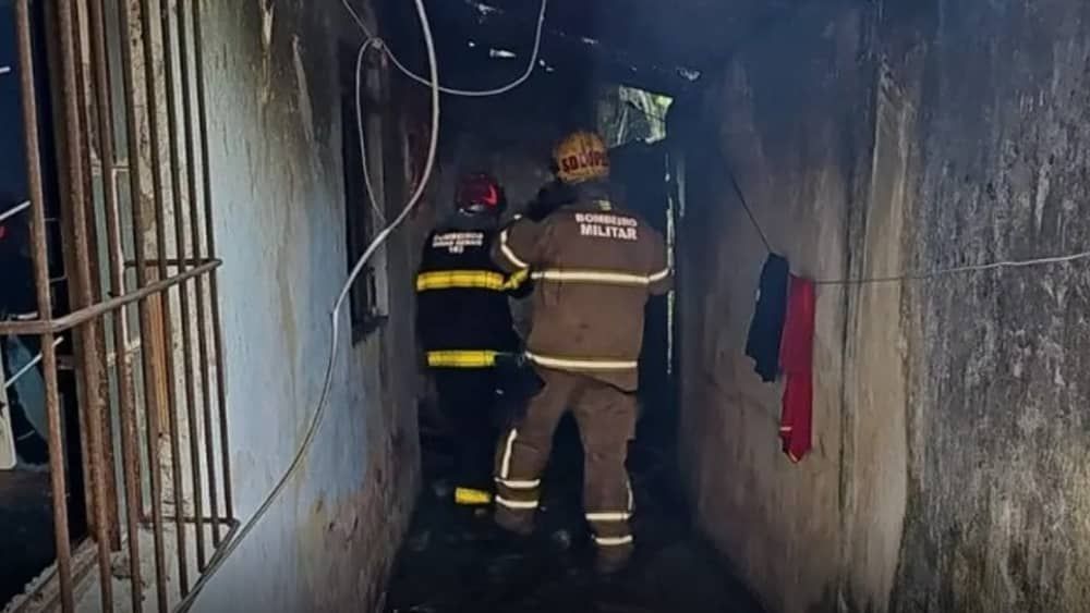 Suspeito de matar homem e colocar fogo em casa é agredido por vizinhos em BH