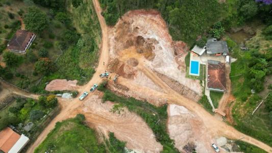Local onde acontecia a extração irregular de minério em Ouro Preto, região Central de Minas