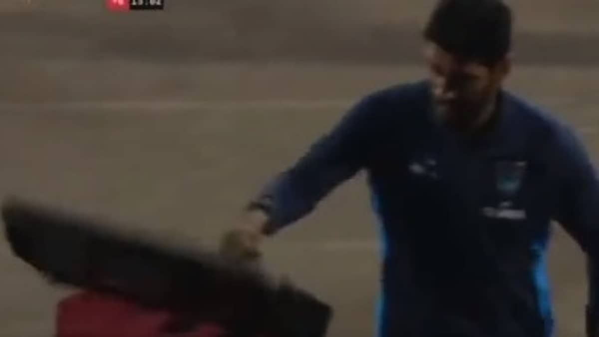 Loco Abreu se revolta e quebra monitor do VAR; veja vídeo