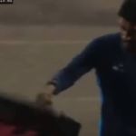 Loco Abreu se revolta e quebra monitor do VAR; veja vídeo