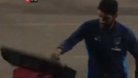 Loco Abreu destrói monitor do VAR em jogo do Campeonato Peruano