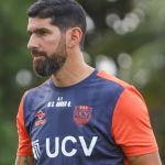 Maior artilheiro do Nilton Santos, Loco Abreu reencontra o Botafogo