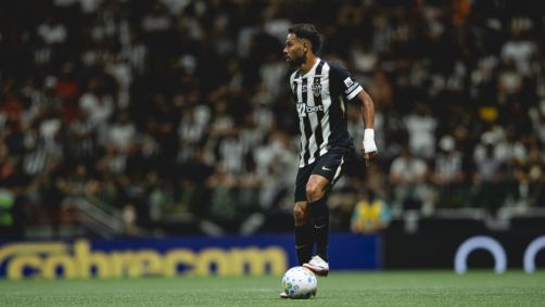 Renan Lodi em ação pelo Galo