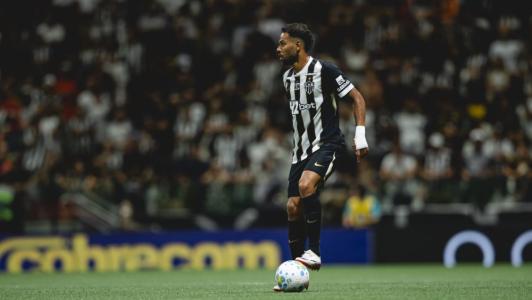 Renan Lodi em ação pelo Galo