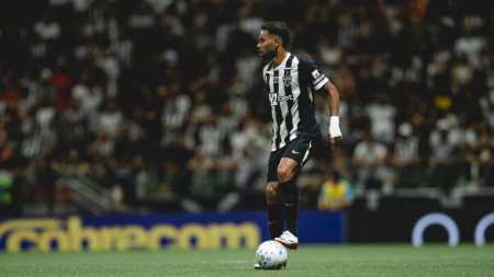 Renan Lodi em ação pelo Galo