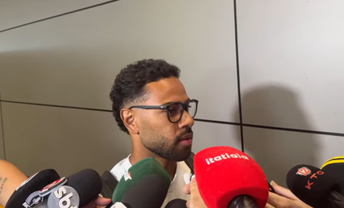Renan Lodi, do Atlético, durante desembaque no aeroporto, nesta sexta-feira (26)