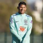 Rony faz gol de bicicleta em treino da Seleção Brasileira; vídeo