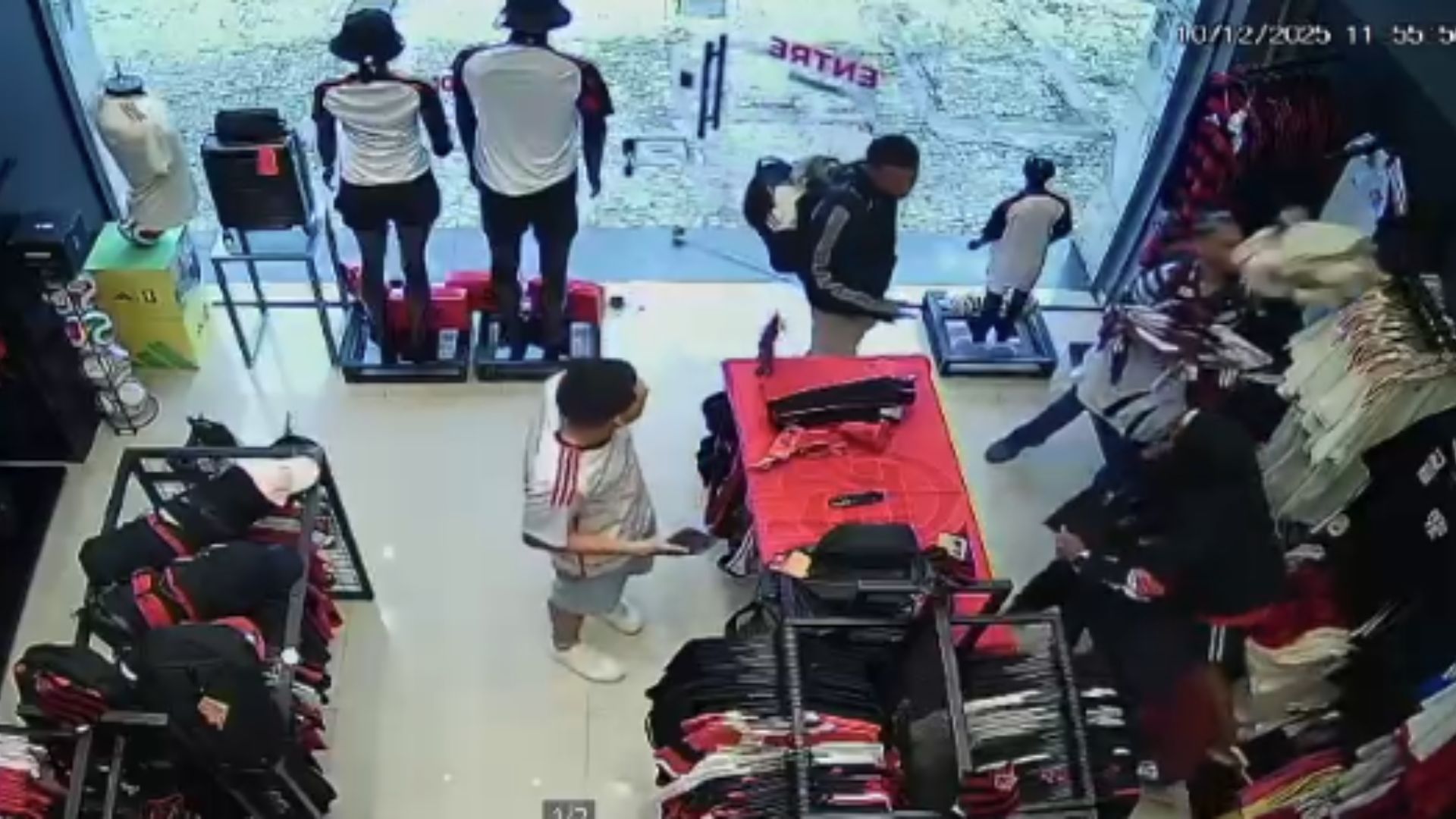 Vídeo: bando assalta Loja do Flamengo no Belvedere e deixa prejuízo de R$ 20 mil