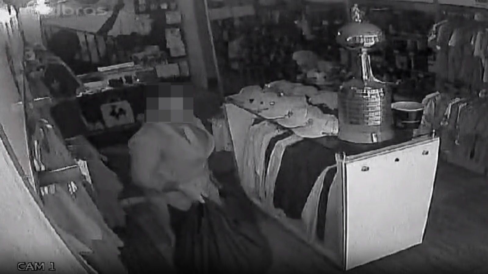 Vídeo: de terno e gravata, homem arromba e furta Loja do Galo em shopping de BH