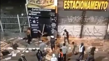 Loja foi saqueada na noite de quarta (1º)