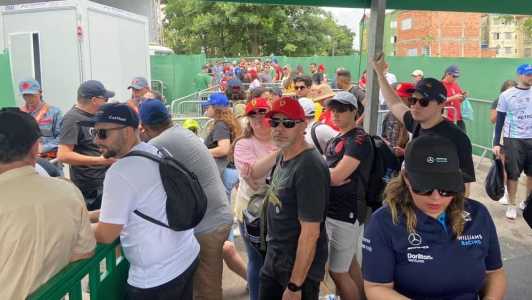Longas filas foram formadas antes do início das atividades na pista