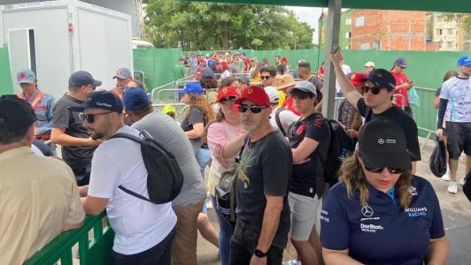 Longas filas foram formadas antes do início das atividades na pista