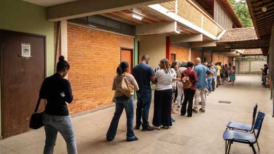 Longas filas foram relatadas em vários locais de votação