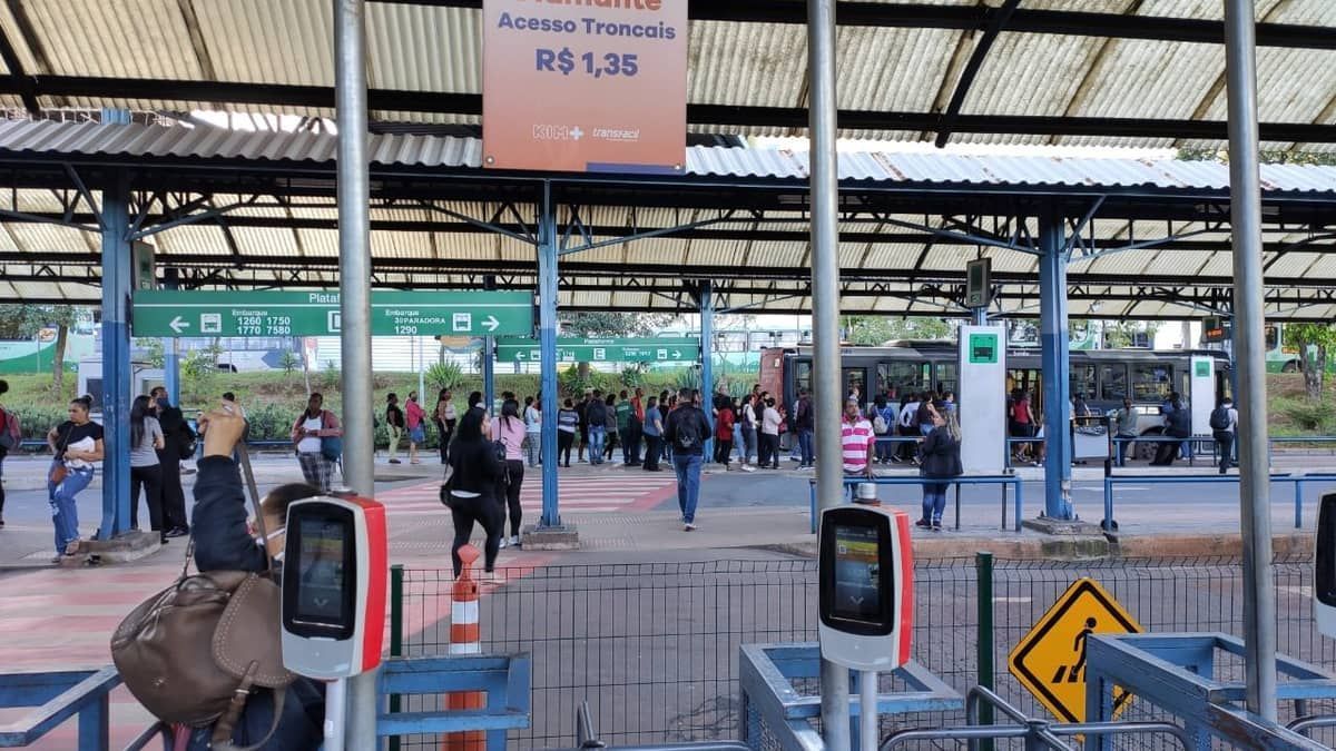 'Complicadíssima': usuários reclamam da greve dos ônibus na Estação Diamante  