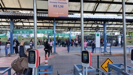 Longas filas se formam na Estação Diamante, no Barreiro, na manhã desta segunda-feira (16)