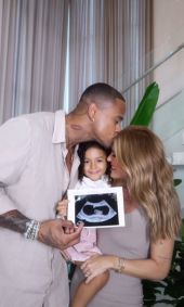 Leo Santana e Lore Improta já são pais de Liz