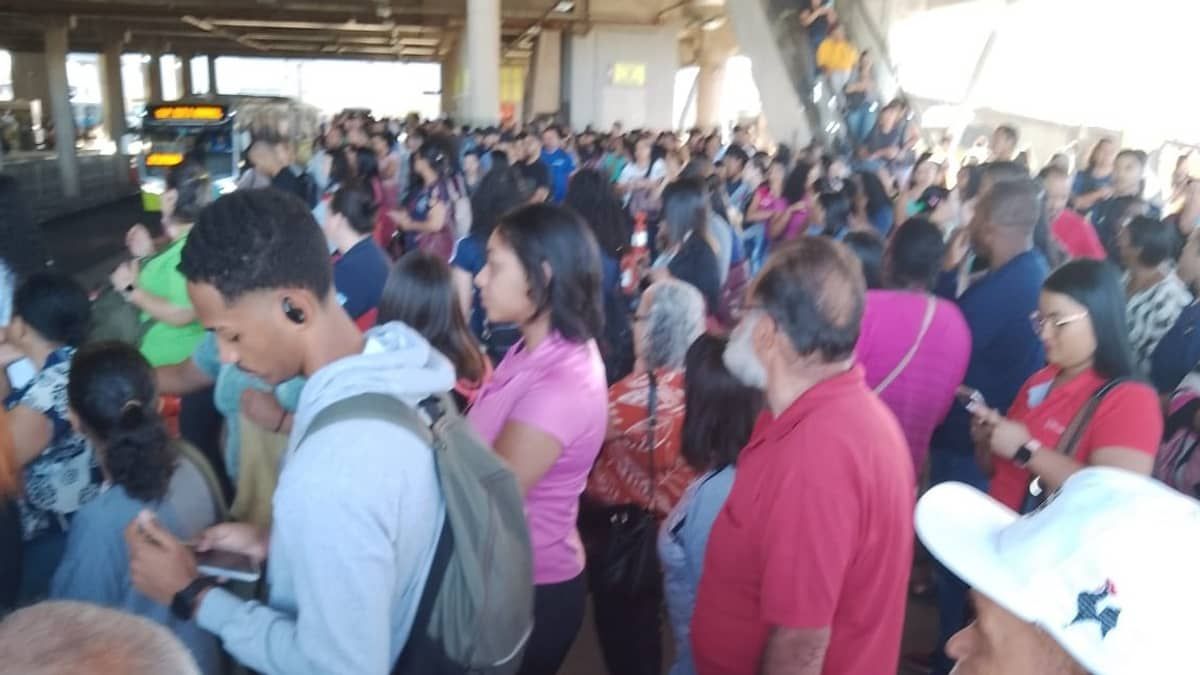 Vídeo: passageiros relatam superlotação e falta de ônibus na estação São Gabriel: 'Absurdo'
