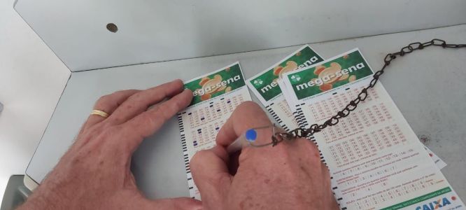Homem marca jogo da Mega-Sena