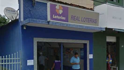 Foto mostra fachada da Real Loterias, em Baldim (MG)