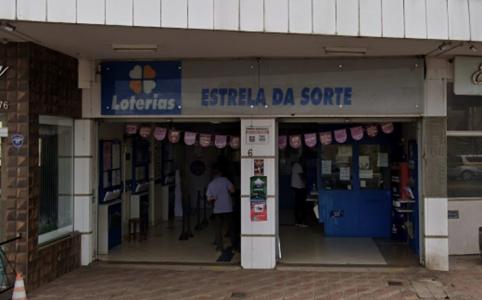 Foto mostra fachada de lotérica em Itabira (MG)