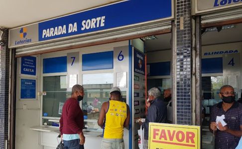 Foto mostra fachada de lotérica em Contagem (MG)