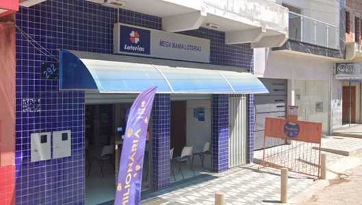 Foto mostra fachada da Mega Mania Loterias, em Poté (MG)
