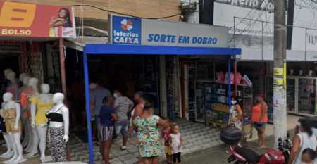 Foto mostra fachada de lotérica em Simões Filho, na Bahia