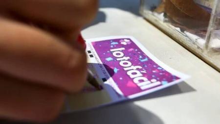 Lotofácil pode pagar quase R$ 2 milhões
