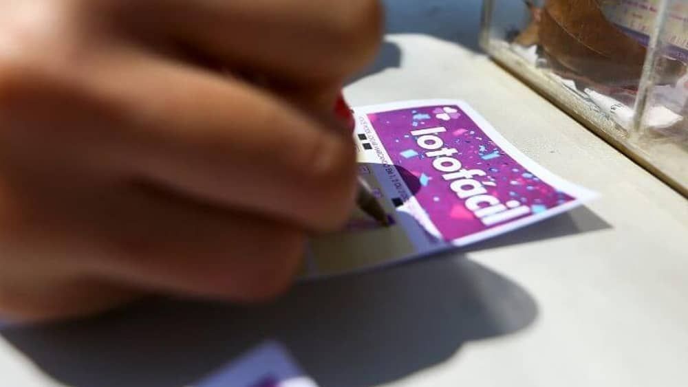 Lotofácil: concurso 2.938 pode pagar quase R$ 2 milhões; veja as dezenas sorteadas