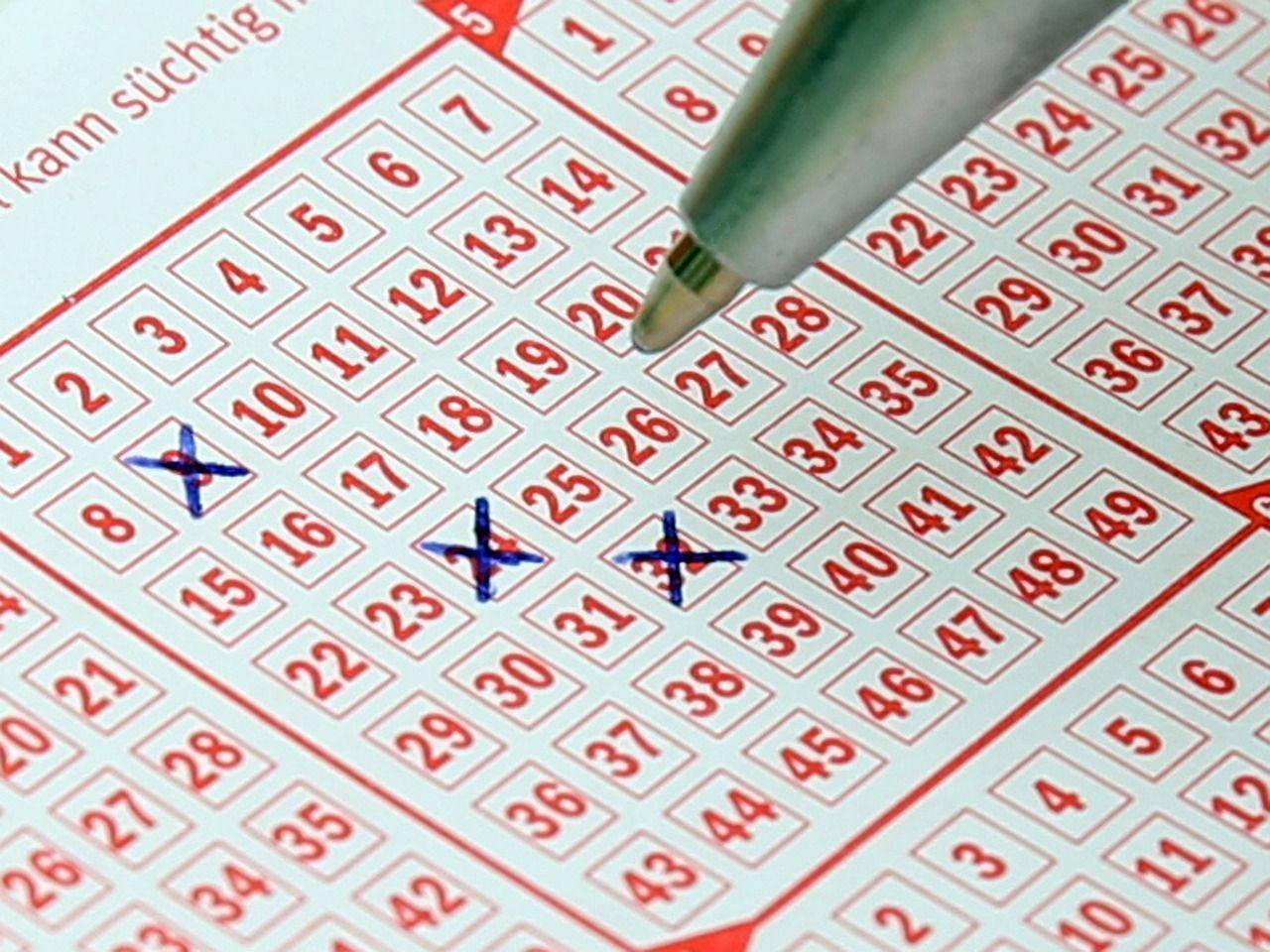 O homem que ganhou na loteria 16 vezes sem trapacear; seu truque era tão simples que acabou sendo banido