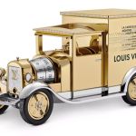 Louis Vuitton lança relógio de mesa em formato de caminhão com preço de carro de luxo
