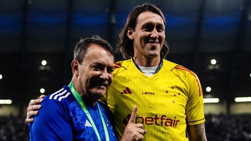 Ao lado de Pedrinho, Cássio é apresentado à torcida do Cruzeiro; goleiro define número