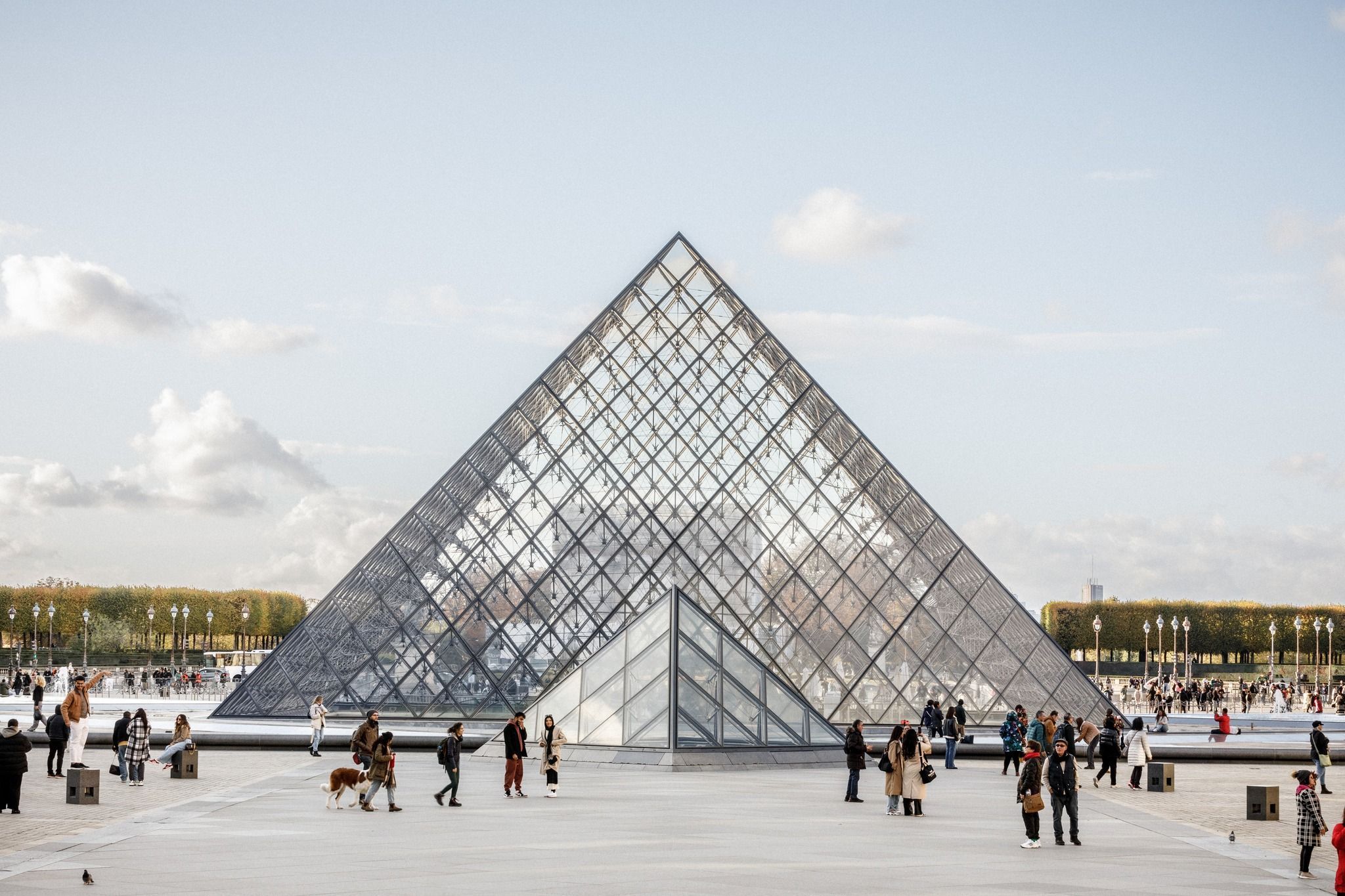Criminosos invadem Museu Louvre e roubam joias 'de valor inestimável'